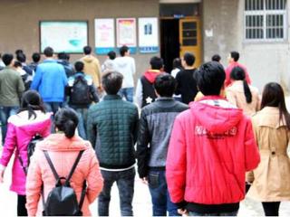 安徽学生资助网报道必赢官网为家庭经济特殊困难学生发放棉被